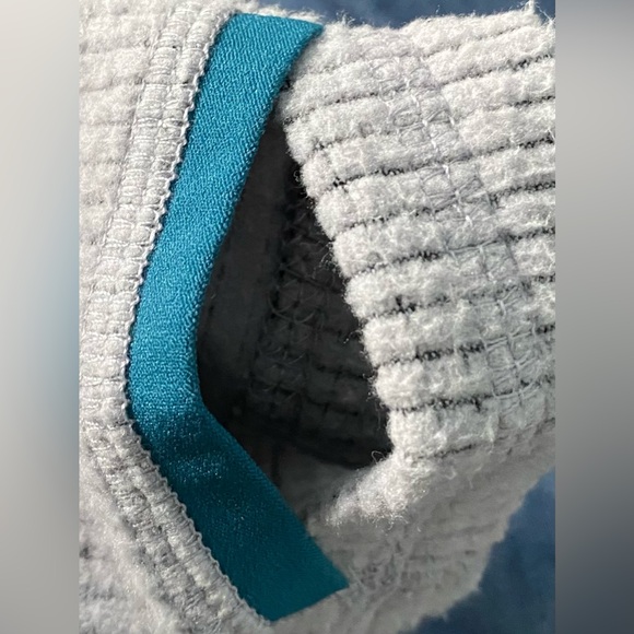 LLBean woman’s fleece pullover with pockets!! - Picture 5 of 7